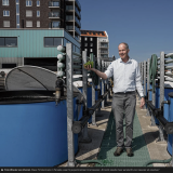 De toekomstige eiwitbronnen hangen aan lijnen in zee